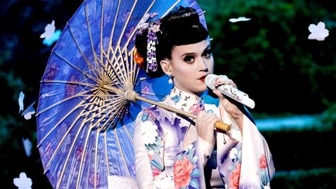 Katy Perry Dress, Appropriation Art, Memoirs Of A Geisha, Madame Butterfly, Traditional Japanese Kimono, Cultural Appropriation, Boy George, American Music Awards, Japanese Culture