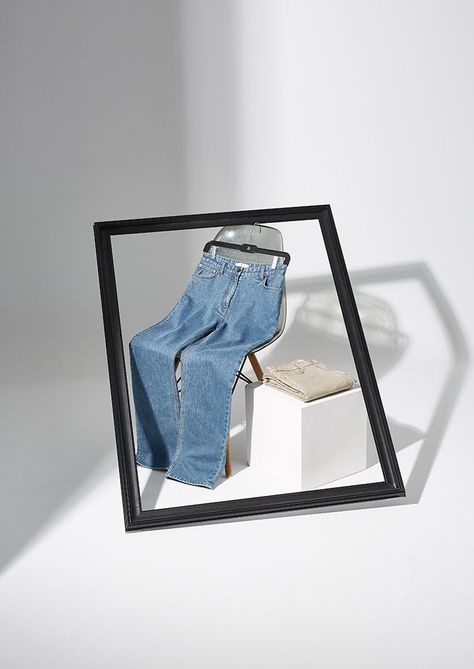 Jeans Storage Ideas, Jeans Storage, Denim 2024, Denim Photography, Flat Lay Photography Fashion, Flatlay Clothes, T-shirt Photography, Photography Shirts, Fashion Still Life