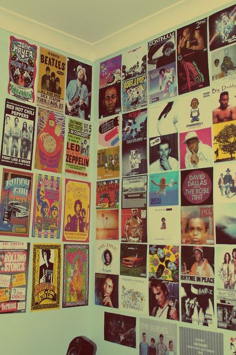 Room With Posters, Grunge Room Ideas, Retro Bedrooms, Hippy Room, Retro Room, Grunge Room, Room Goals, Indie Room, Aesthetic Rooms