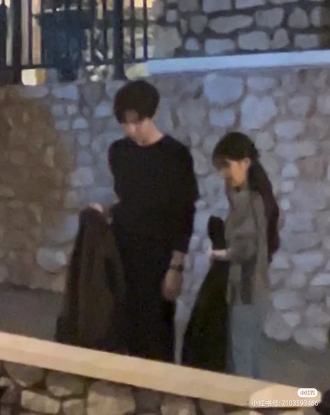 Paparazzi Photos Aesthetic Couple, Dating Rumors Pics, Kpop Couple Aesthetic, Ulzzang Couple Date, Couple Paparazzi Aesthetic, Pranks Photos, Paparazi Couple, Exes Aesthetic, Couple Paparazzi Pictures