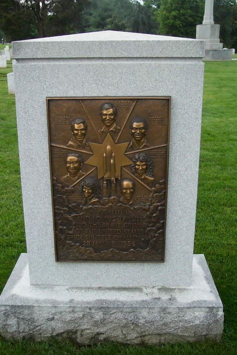 Famous Tombstones, Space Shuttle Challenger, Cemetery Monuments, Famous Graves, Arlington National Cemetery, Washington Dc Travel, Ocean Floor, Cemetery Art, Cape Canaveral