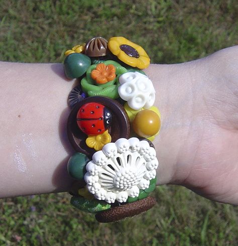 Ode to a 1970 Country Squire Station Wagon  vintage button bracelet by Jen Wojtowicz #vintagebuttonbracelet #JenWojtowicz #buttons Twee Accessories, Harajuku Hair, Button Creations, Country Squire, Bakelite Bracelets, Button Bracelet, Funky Outfits, Button Jewelry, Funky Jewelry