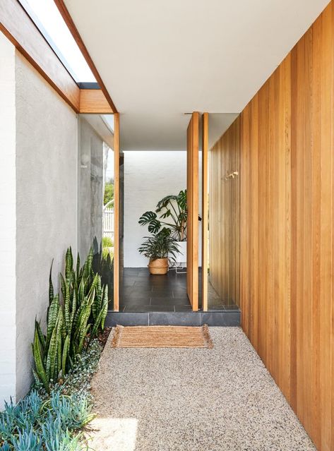 A Mid-Century Inspired Home In Torquay, VIC, Surprises Mid Century Entrance, Modern Front Porches, Mcm House, Modern Entrance, Grasshoppers, Mid Century Architecture, Mid Century Modern Interiors, Entryway Ideas, Modern Beach House