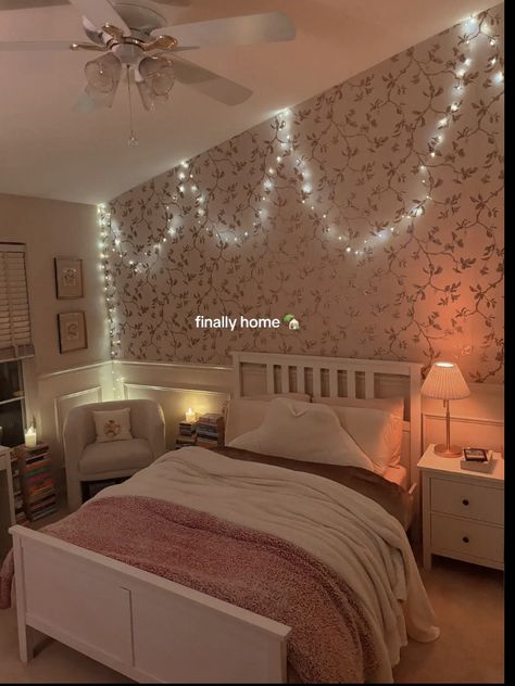 Aesthetic Lighting Bedroom, Room Inspo Lights, String Lights Bedroom Ideas, Full Bed Ideas Small Rooms, Bedroom Fairy Lights, Cozy Teen Bedroom, Fall Bedroom Ideas, Bedroom Details, Luxury Room Bedroom