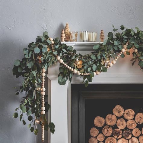 Christmas Fireplace Design, Diy Christmas Fireplace, Holiday Mantel Decor, Boho Christmas Decor, Minimalist Christmas Decor, Bohemian Christmas, Holiday Mantel, Christmas Mantel Decorations, Natural Christmas