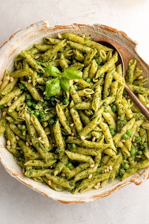 Summer Salads With Chicken, Green Pesto Pasta, Salads With Chicken, Penne Pesto, Salad Party, Student Food, Party Salad, Basil Pesto Pasta, Pasta With Peas