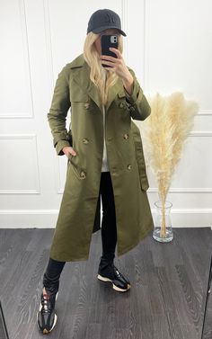 Khaki Trench Coat Outfit, Olive Trench Coat, Old Money Winter, Coat Outfit Casual, Long Coat Outfit, Green Trench Coat, Khaki Trench Coat, Street Style Fall Outfits, Trench Coat Outfit