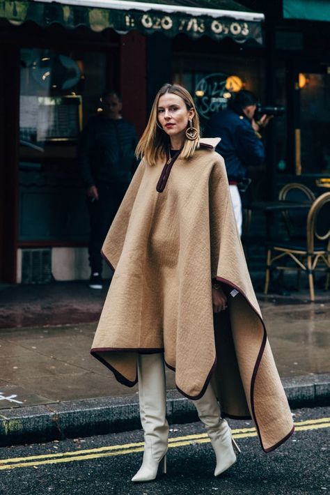 London Fashion Week Day 4 Pancho Outfit Women Winter, Bizness Ideas, Pancho Outfit, Fashion Advisor, Easy Designs, London Fashion Week Street Style, Iranian Women Fashion, London Outfit, Dress Winter