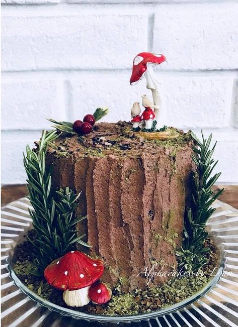 Tree stump cake. Frog Mushroom Cake, Mushroom Cakes, Stump Cake, Tree Stump Cake, Mushroom Cake, Woodland Cake, Forest Birthday, Woodland Birthday Party, Cake Christmas