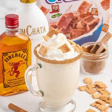 Cinnamon Toast Crunch Cocktail Cinnamon Toast Crunch Drink, Rumchata Recipes Drink, Rumchata Drinks, Cinnamon Sugar Rim, Hot Chocolate Milk, Sweet Milk, Crunch Cereal, White Hot Chocolate, Cinnamon Toast Crunch