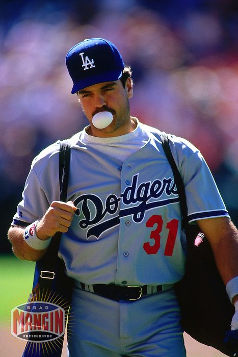 SAN FRANCISCO, CA - Mike Piazza of the Los Angeles Dodgers blows a bubble as he walks off the field during a game against the San Francisco Giants at Candlestick Park in San Francisco, California in 1995. Photo by Brad Mangin Mr Macs, Ny Mets Baseball, Mlb History, Heptathlon, Candlestick Park, Mike Piazza, Mets Baseball, Olympic Swimmers, Ny Mets