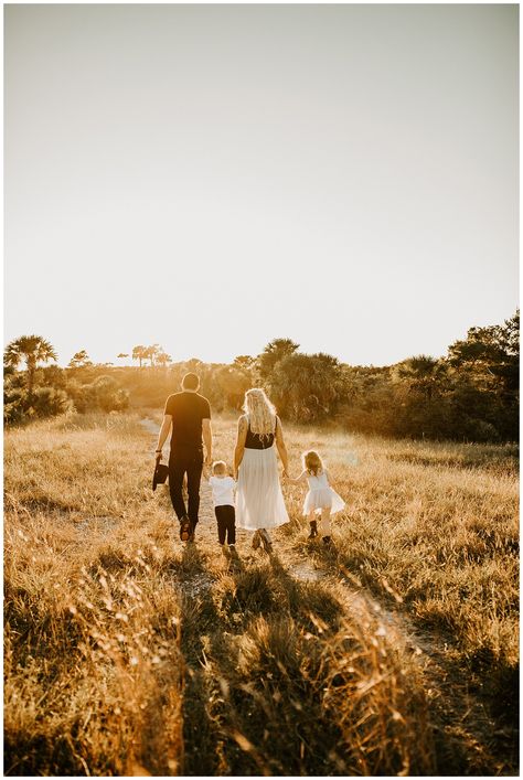 Fall Family Photo Ideas, Farm Family Pictures, Family Session Poses, Park Family Photos, Candid Family Photos, Candid Family Photography, Outdoor Family Photoshoot, Rural Photography, Family Photoshoot Poses