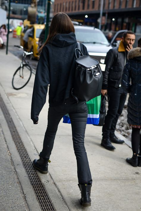 Celebrities With Backpacks, Prada Backpack Outfit, School Backpack Outfit, Backpack Outfits Women, Black Backpack Outfit, Backpack Purse Outfit, Leather Backpack Outfit, Backpack Street Style, Celebrity Backpack