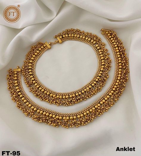 matt gild anklet fod indian and south asian weddings Bridal Anklet Weddings, Gold Anklet Designs Kerala, Gold Anklets Indian Bridal, Gold Anklets Indian, Golden Anklets, South Indian Wedding Jewelry, Gold Payal, Indian Anklets, Stone Anklet