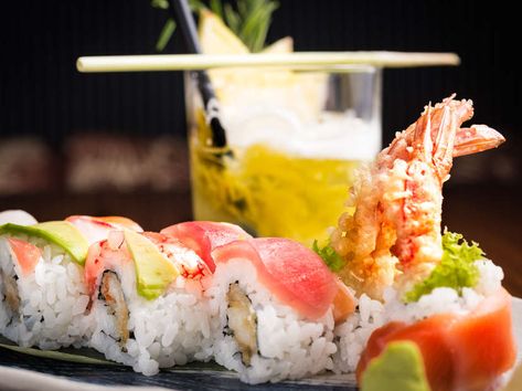 Sushi and Cocktails: How to Pair Cocktails With Sushi - Thrillist Kinds Of Sushi, Sushi Master, Dark Food, Sushi Making, Types Of Sushi, Sushi Dishes, Sushi Platter, Smart School, Sushi Night