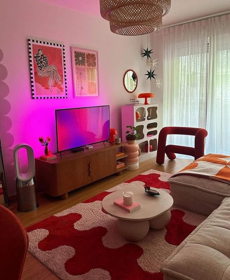 Colorful Minimalist Living Room, Eclectic Apartment Living Room, Pink And Orange Living Room, Modernist Apartment, Colorful Living Room Decor, Funky Living Rooms, Apartment Deco, Apartment Decorating Living, Colorful Apartment