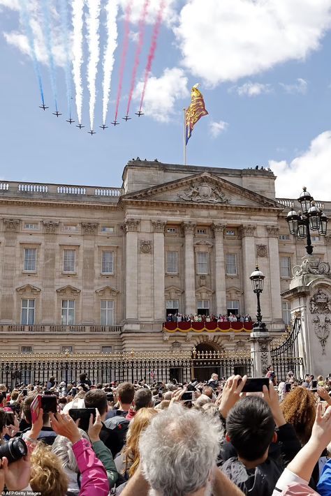 Buckingham Palace reveals more details ahead of Platinum Jubilee Weekend | Daily Mail Online Palace Balcony, British Aesthetic, Buckingham Palace London, England Aesthetic, Trooping The Colour, English Royal Family, London Boy, Royal Party, British Family