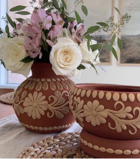 Hacienda Mexico, Mexican Pottery Decor, Hacienda Style Home, Modern Mexican Home Decor, Mexican Theme Wedding, Modern Mexican Home, Mexican Inspired Wedding, Modern Hacienda, Mexican House