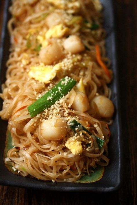 Scallop Pad Thai Easy Pad Thai Recipe, Bay Scallops, Spicy Peanut Noodles, Thai Temple, Pad Thai Recipe, Thai Recipe, Sesame Noodles, Scallop Recipes, Spicy Peanuts