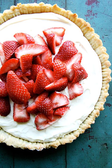 I have made this strawberry mascarpone tart several times with a lemony, sweetened mascarpone topped with fresh berries. This is the only pastry crust I will make all summer long in my hot kitchen, on my unforgiving countertops, with my warm, clammy hands. Sayonara rolling pin, see you in the fall. // alexandracooks.com Strawberry Marscapone, Mascarpone Tart, Strawberry Mascarpone, Thanksgiving Pie Recipes, Blue Desserts, Strawberry Dessert Recipes, Popsugar Food, Butter Tarts, Fruit Tarts