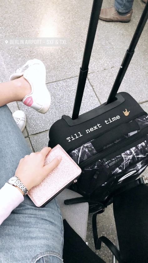 h o l l a Airport Pictures Ideas, Beauty Fotografie, Travel Airport, Airport Pictures, Winter Travel Outfit, Insta Snap, Fotografi Editorial, Story Ideas Pictures, Photos Tumblr