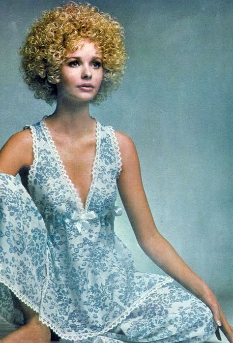 Maudie James by Clive Arrowsmith Vogue UK 1970 Maudie James, Clive Arrowsmith, Afro Perm, Vogue 1970, 1960 Hair, 60s Models, 1970s Vintage Fashion, Dress Smart, Decades Of Fashion