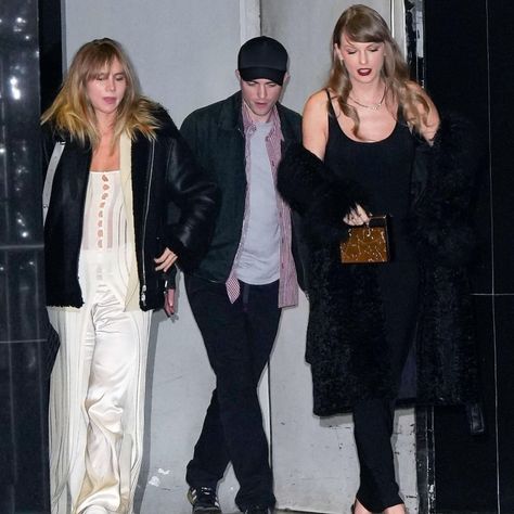 Taylor Swift, Laura Dern and Emma Stone at last nights premiere of “Poor Things.” | Instagram Robert Pattinson Suki Waterhouse, Robert Pattinson And Suki Waterhouse, Poor Things, Taylor Swift Street Style, Camila Morrone, Laura Dern, Suki Waterhouse, Taylor Swift Hair, Taylor Swift Concert