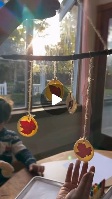 Wondergarten on Instagram: "Autumn leaf mobiles 🥰🍂
One of my favorite simple seasonal activities to capture the beauty of the season 💛

This activity is featured in our autumn curriculum! Digital copies ate still available on our website ✨" Autumn Projects For Preschool, Autumn Ideas For Kids, Leaf Activities For Kids, Seasonal Activities, Instagram Autumn, Reggio Inspired, Kindergarten Ideas, Play Based, Autumn Leaf