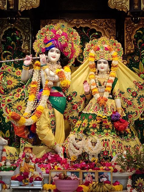 Beautiful decoration of Krishna with Radha at ISKCON Hyderabad. Krishna With Radha, Lakshmi Narsimha, Durga Puja Kolkata, Hindu Statues Goddesses, Iskcon Krishna, Murugan Wallpapers, Goddess Kali, Krishna Drawing, Lord Murugan Wallpapers