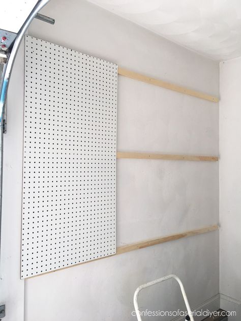 Diy Peg Board, Peg Board Walls, Pegboard Organization, Sewing Room Storage, Art Studio Room, Room Hacks, Craft Room Design, Quilting Room, Garage Interior