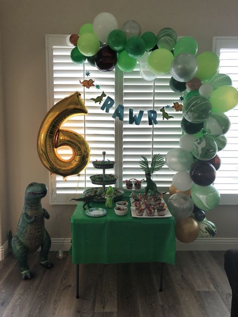 Dinosaur Party! Rawr! Balloon Backdrop Dino Theme, Dinosaur Balloons, Balloon Garland Diy, Dinosaur Themed Birthday Party, Simple Birthday Decorations, Simple Birthday, Dino Birthday, Dino Party, 2 Birthday