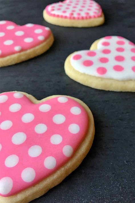 Want to make something sweet for your sweetie on Valentine’s Day? Take a bite into our tutorial for making themed sugar cookies with royal icing. Use our easy techniques to create designs that are sure to make their hearts melt. Read more now on Foodal. Heart Treats, Cookie Decorating Tips, Heart Cookies Decorated, Plain Sugar Cookies, Royal Frosting, Cookies Valentines, Valentine Cookies Decorated, Heart Sugar Cookie, Frosted Cookies