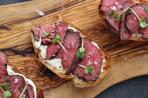 Venison Crostini, Venison Appetizers, Steak Appetizers, Wild Game Dinner, Venison Tenderloin, Venison Backstrap, Crostini Appetizers, Venison Steak, Crostini Recipes