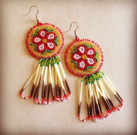 Porcupine Quill Jewelry, Quill Earrings, Native American Beadwork Patterns, Beautiful Beaded Earring, Beaded Moccasins, Native Beading Patterns, Beadwork Designs, Beaded Earrings Diy, Native Beadwork