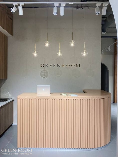 High-End Warm Color Reception Design Ideas for designer、shop owner、hair salon、nail salon and beauty store. Greenroom Ideas, Reception Design Ideas, Custom Reception Desk, Display Retail, Store Concept, Retail Store Display, Clinic Interior Design, Salon Suites, Beauty Room Decor