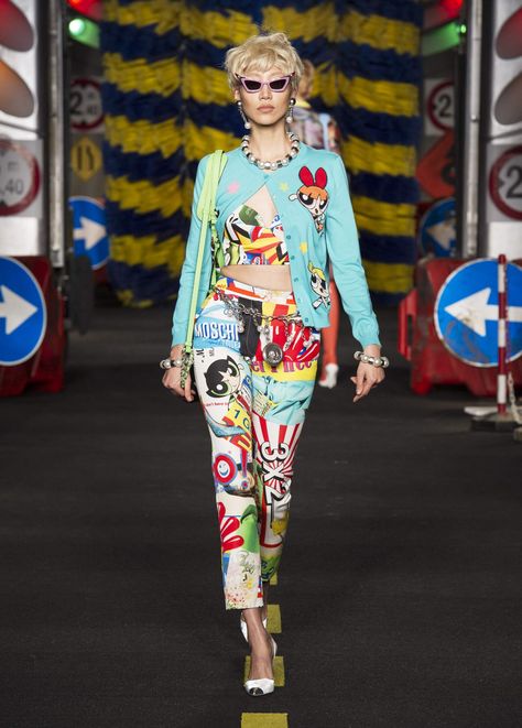 MOSCHINO SPRING SUMMER 2016 WOMEN'S COLLECTION | The Skinny Beep Estilo Kitsch, Kitsch Fashion, High Fashion Looks, Spring Summer 2016, 2016 Fashion, Lovely Dresses, Summer 2016, Milan Fashion Week, Kitsch