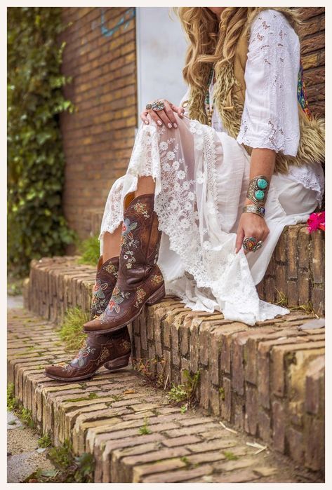 [CommissionsEarned] 52 Most Pinned Boho Style Outfits Bohemian Advice You Need To Know This Spring #bohostyleoutfitsbohemian Stile Hippie Chic, Mode Country, Look Hippie Chic, Estilo Hippie Chic, Stile Boho Chic, Look Boho Chic, Estilo Hippy, Mode Hippie, Looks Country