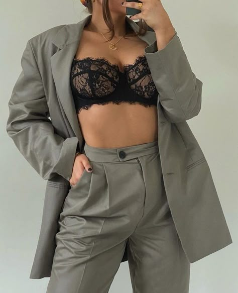 Bra And Suit Outfit, Bra With Blazer Outfit, Suit With Corset Top, Photoshoot Blazer, Revealing Outfit, Badass Outfit, Business Attire Women, Classic Lingerie, Cute Prom Dresses