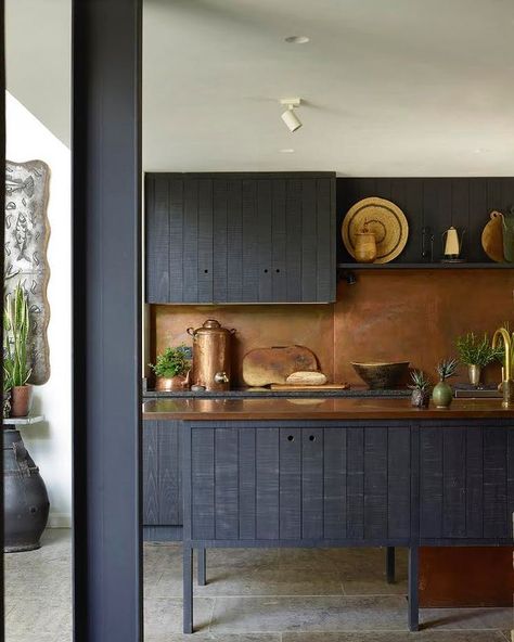 Homes & Gardens Magazine on Instagram: “With a mix of wood, black granite and copper, this kitchen by @sebastiancoxltd for @devolkitchens is a celebration of organic materials.…” Copper Splashback Kitchen, Dark Blue Kitchen Cabinets, Black And Copper Kitchen, Copper Kitchen Backsplash, Dark Blue Kitchens, Copper Kitchen Decor, Copper Backsplash, Blue Kitchen Cabinets, Kitchen Splashback