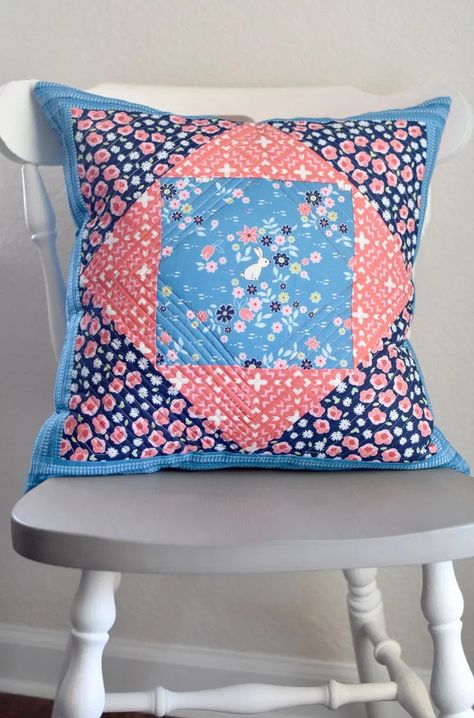 Giant Economy Block Pillow :: Free Pattern — Clover & Violet Economy Block, Seasonal Pillows, Quilted Pillow Covers, Pillow Covers Pattern, Quilted Pillow Shams, Pillow Tutorial, Patchwork Cushion, Pretty Pillow, Patchwork Pillow