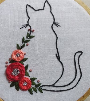 Simple Embroidery Hoop, Animal Embroidery Patterns, Sulaman Pita, Cat Embroidery Design, Embroidery Hoop Art Diy, Simple Hand Embroidery Patterns, Cat Embroidery, Pola Bordir, Hand Embroidery Patterns Flowers