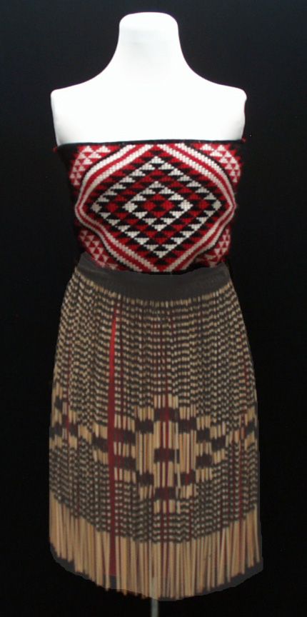 Female NZ Maori kapa haka dress/costume.  I embroidered a very similar Pari (bodice) to this one when my daughter joined an Australian based Kapa Haka group. Kapa Haka Costumes, New Zealand Traditional Clothing, New Zealand Clothes, Traditional Maori Clothing, Maori Traditional Clothing, Maori Outfit, Maori Dress, Māori Patterns, New Zealand Outfits