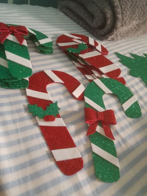 Christmas Decor Ideas Diy Paper, Diy Ginger Bread Decorations, Classroom Christmas Decorations, Christmas Decorations Diy Crafts, Paper Christmas Decorations, Christmas Arts And Crafts, Handmade Christmas Crafts, Easy Christmas Decorations, Christmas Themes Decorations