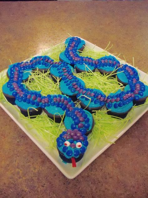 Snake cake I made for my son's 3rd birthday- cupcakes with candy scales, licorice tongue, edible Easter grass Snake Cake, Cake With Cupcakes, Snake Cakes, Snake Birthday, Horror Themed Party, Snake Party, Reptile Party, Pull Apart Cupcake Cake, Pull Apart Cake