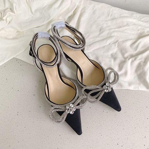 mach and mach」fw21 Spool Heels, Fw 2022, Bow High Heels, Party Queen, Bow Pumps, Spool Heel, Rhinestone Shoes, Crystal Shoes, Bow Heels