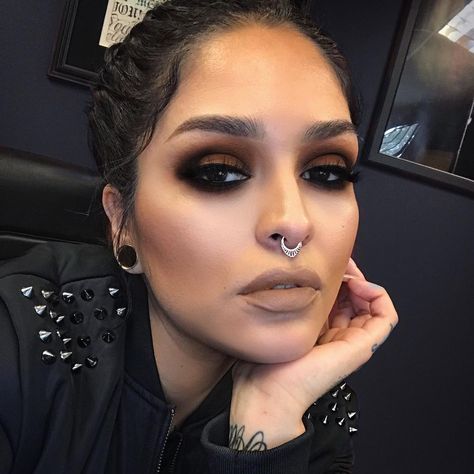 Biker Makeup, Lora Arellano, Dark Makeup Looks, Punk Makeup, Witch Makeup, Fest Outfits, Art Face, Eye Makeup Designs, Dope Makeup