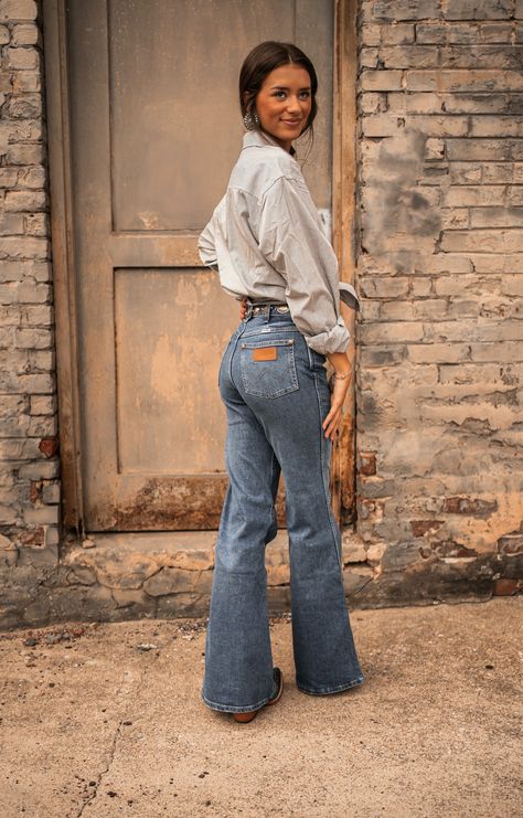 Wrangler Dallas Original Flare – Wiseman’s Western Wrangler Trouser Jeans, Wrangler Flare Jeans Outfit, Wrangler Flare Jeans, Wrangler Aesthetic, Heart Jeans, Cute Cowgirl Outfits, Short Uggs, Wrangler Pants, Western Boots For Men