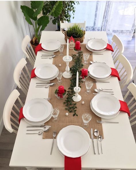 Christmas Simple Table Settings, Christmas Square Table Decor, Christmas Table Simple Decor, Christmas Table With Food, Christmas Dinner Table Settings Simple, Christmas Table Simple, Christmas Table Settings Ideas Simple, Simple Christmas Table Settings, Simple Christmas Table