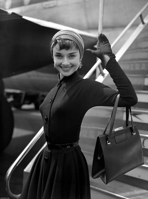 Audrey Hepburn Heathrow Airport 1953 Audrey Hepburn Hair, Audrey Hepburn Born, Audrey Hepburn Movies, Best Actress Oscar, Audrey Hepburn Photos, Movies Quotes, Audrey Hepburn Style, Hepburn Style, Lauren Bacall