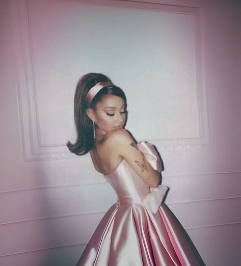 Ariana Grande Square Photo, Ariana Grande Dark Hair, Ariana Positions Outfit, Ariana Perfume Aesthetic, Positions Ariana Grande Background Aesthetic, Ariana Grande Iconic Outfits, Ariana Grande Pink Outfit, Ariana Grande 60s, Ariana Grande Pink Dress